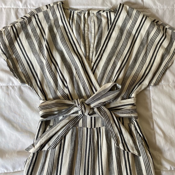 AMERICAN EAGLE WHITE/GREY FRONT TIE JUMPSUIT SIZE S - Picture 1 of 3